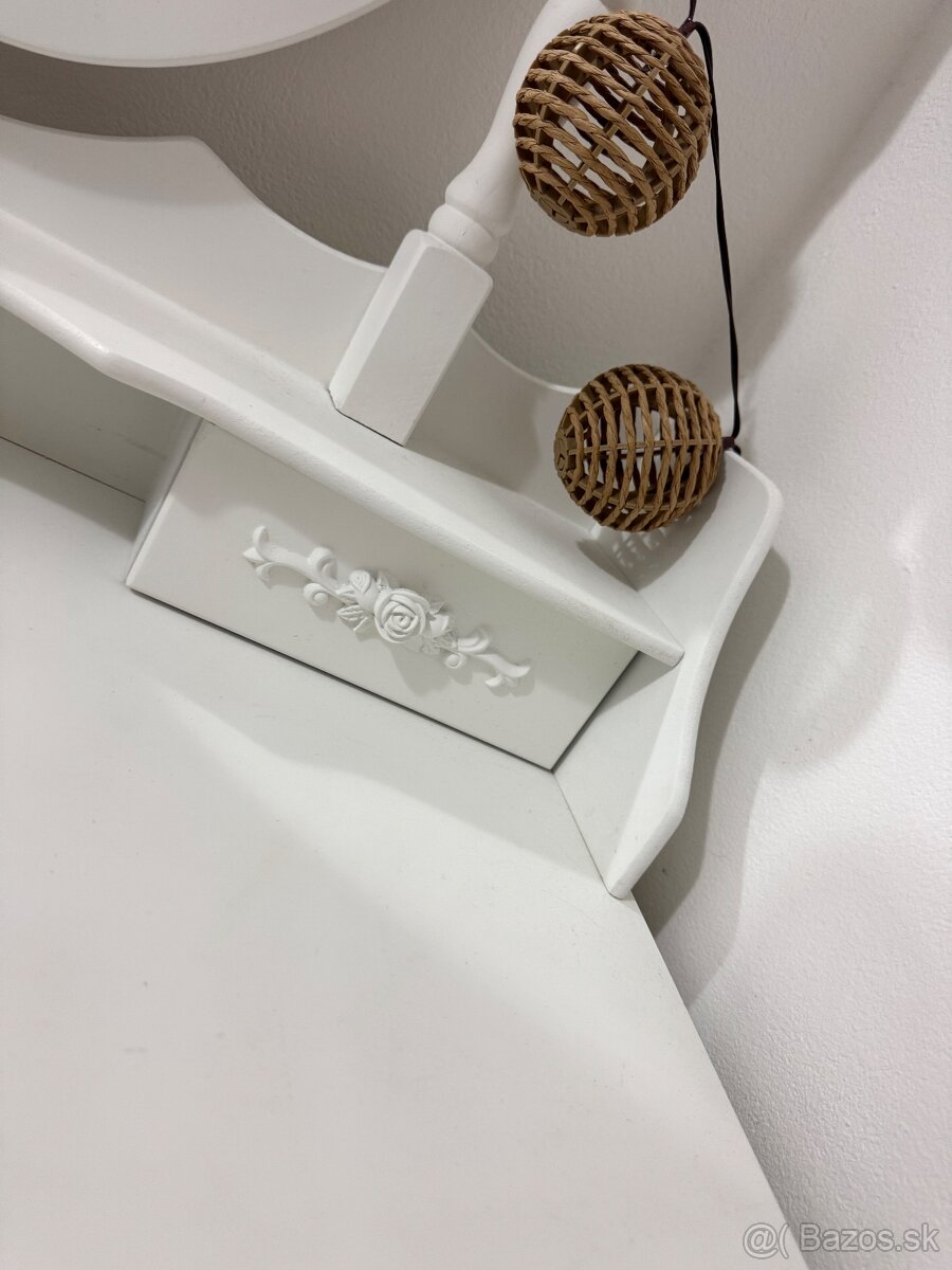 Kozmetický stolík - 11