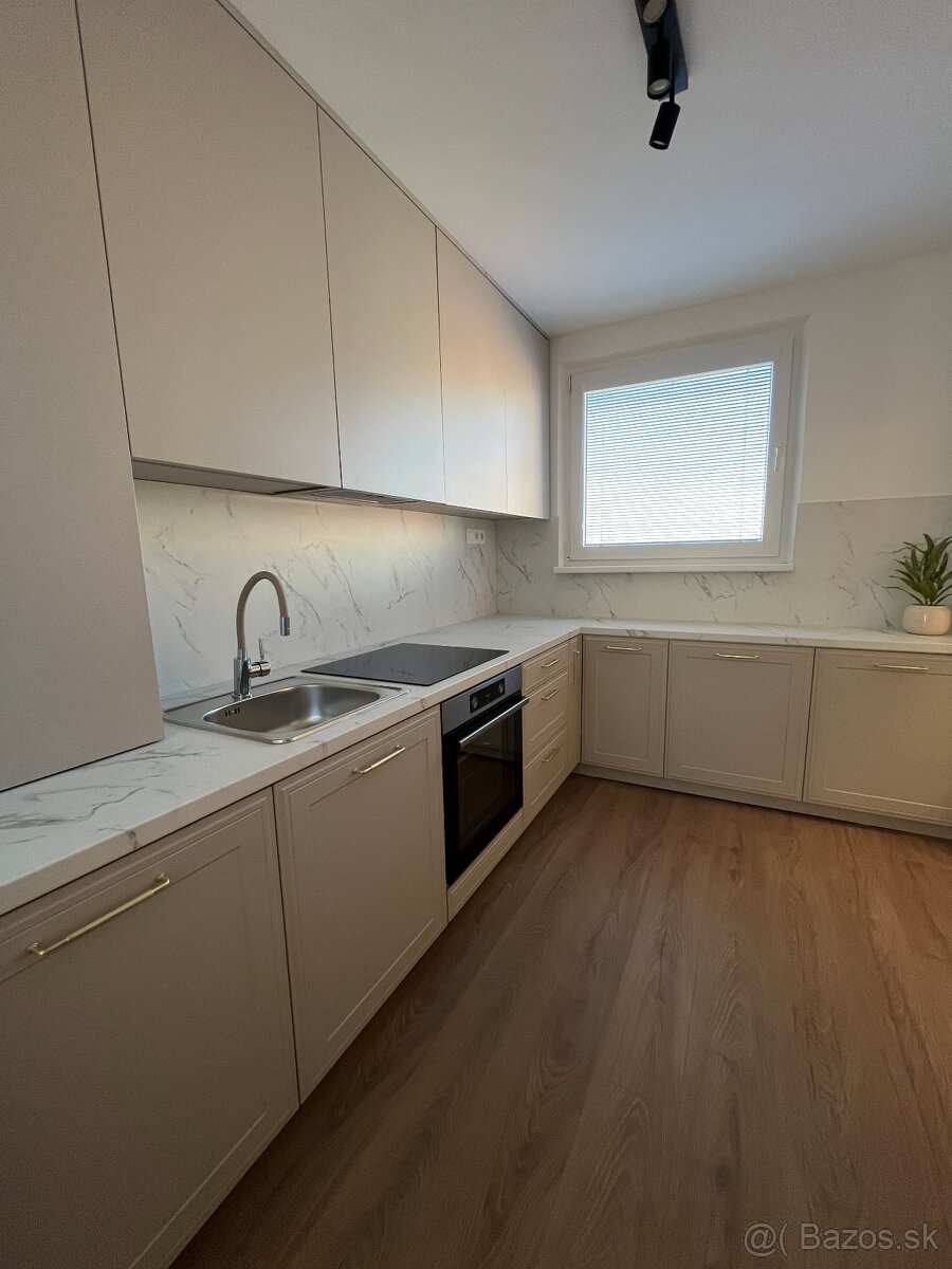 ŠTÝLOVÝ, KOMPLETNE ZREKONŠTRUOVANÝ 3-IZBOVÝ BYT V KOMÁRNE - 11