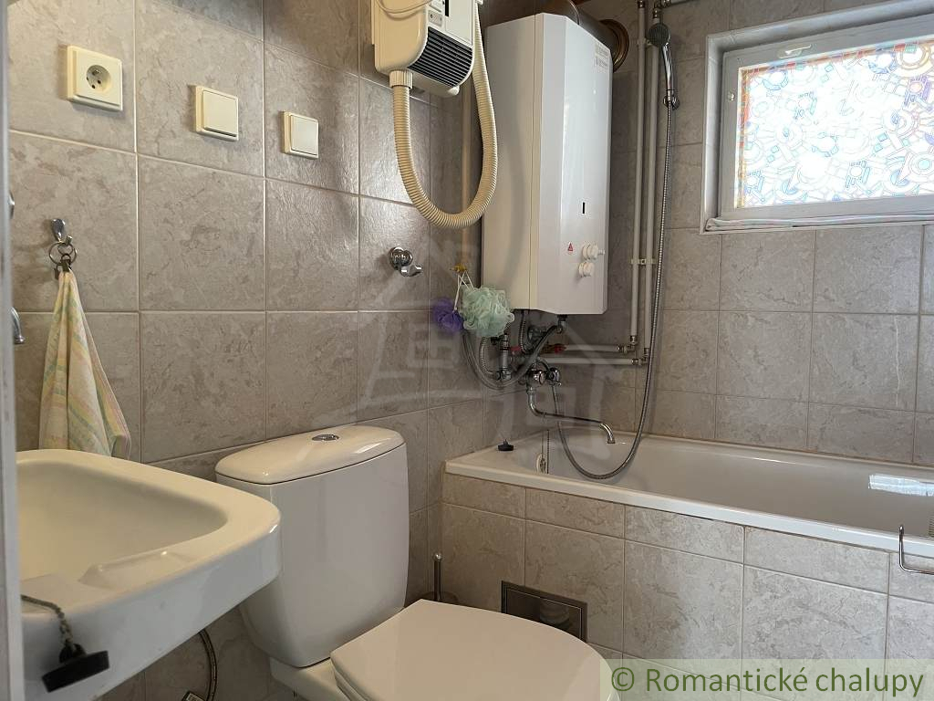 Zrekonštruovaná chalupa v obci Háj - 11