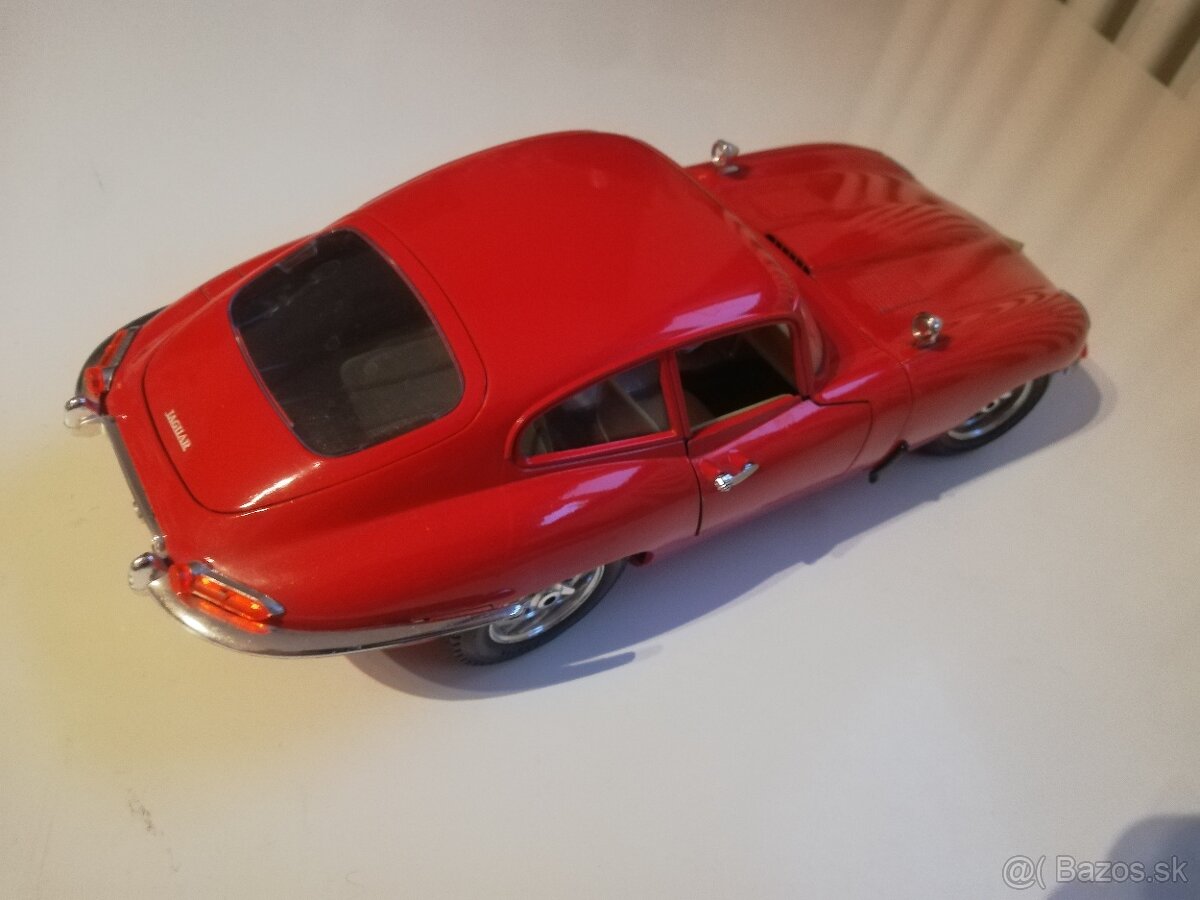 1:18 Jaguar E-type 1961 Bburago coupe cervena - 11