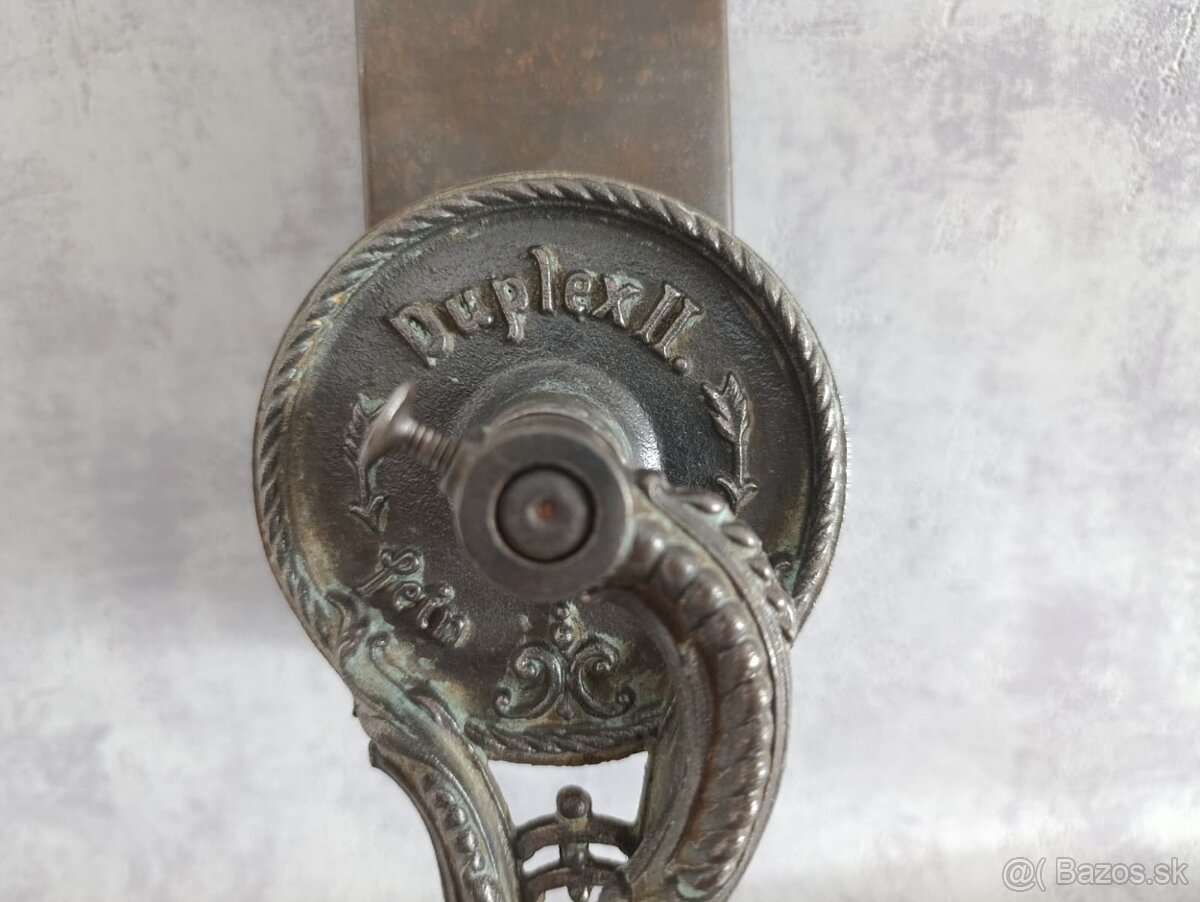 Velmi starý (cca 110-115let) krásný zdobený mlyncek na strou - 11