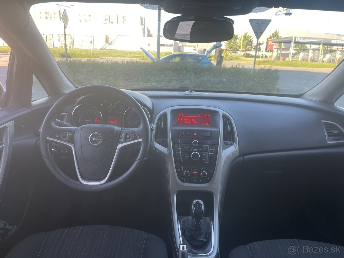 Opel Astra J 1,6 benzín - 11