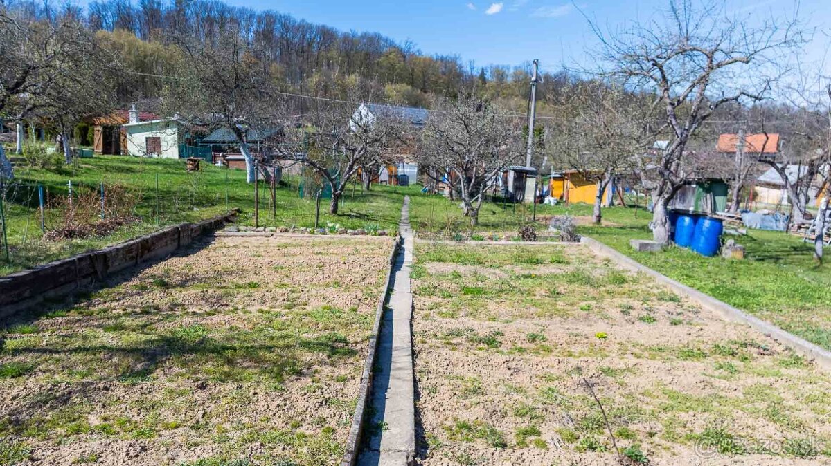 Chatka so záhradou v Záhradkárskej osade Zvolen pod Strážou - 11