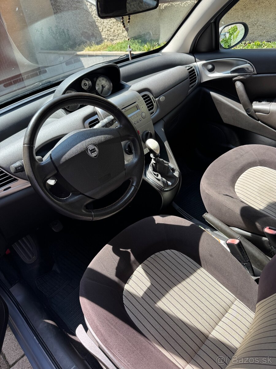 Lancia Y 1.2i R.V.2010 - 11