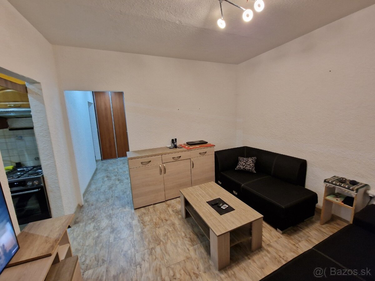 3 izb. byt s loggiou a s balkónom, 71m2 v centre mesta Sereď - 11