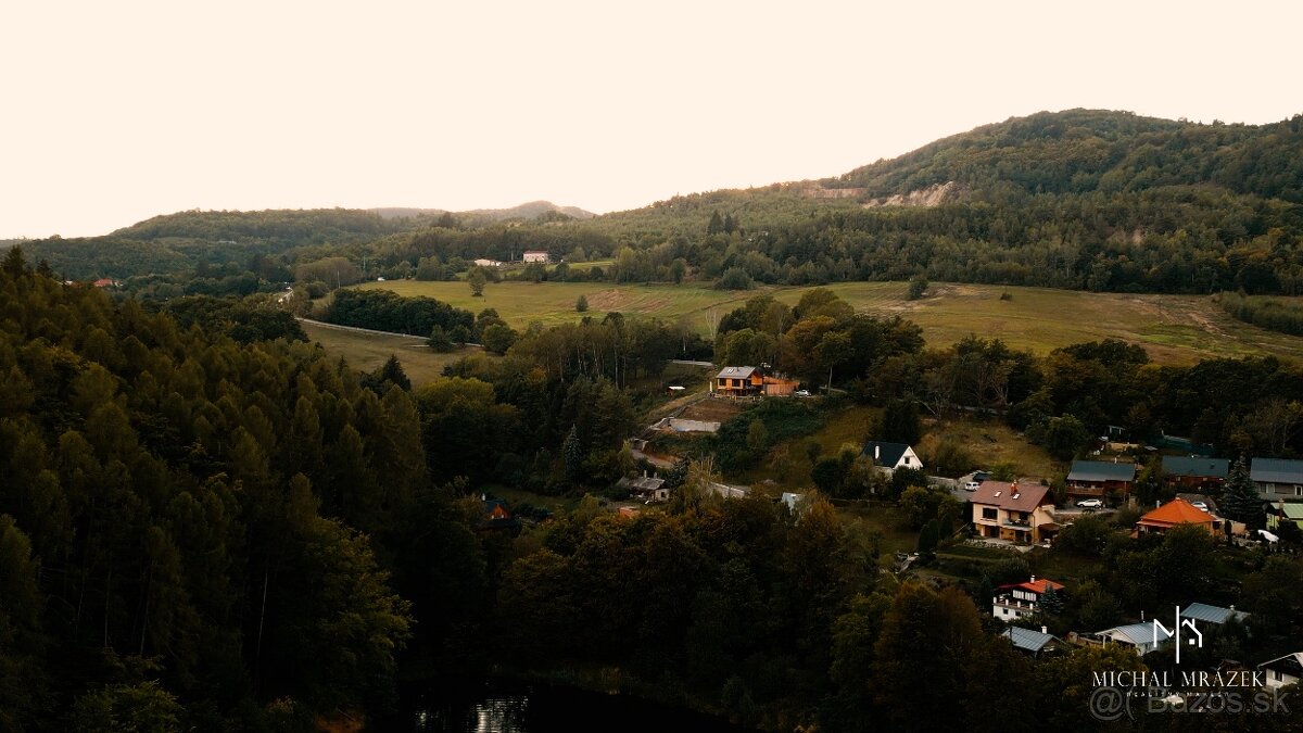NOVÁ CENA Ponúkame Vám na predaj slnečný stavebný pozemok v - 11