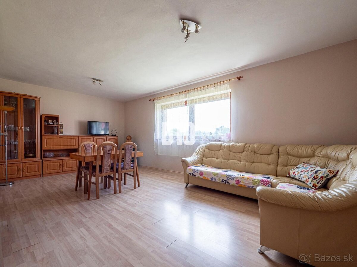 Ponuka rodinného domu s krásnym pozemkom a dvojgarážou - 11