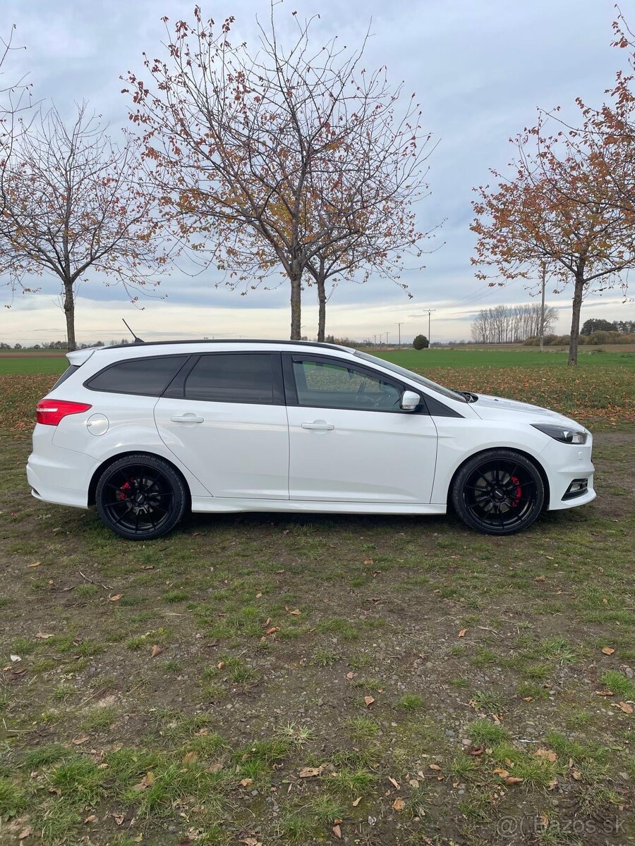 Ford Focus ST - 11