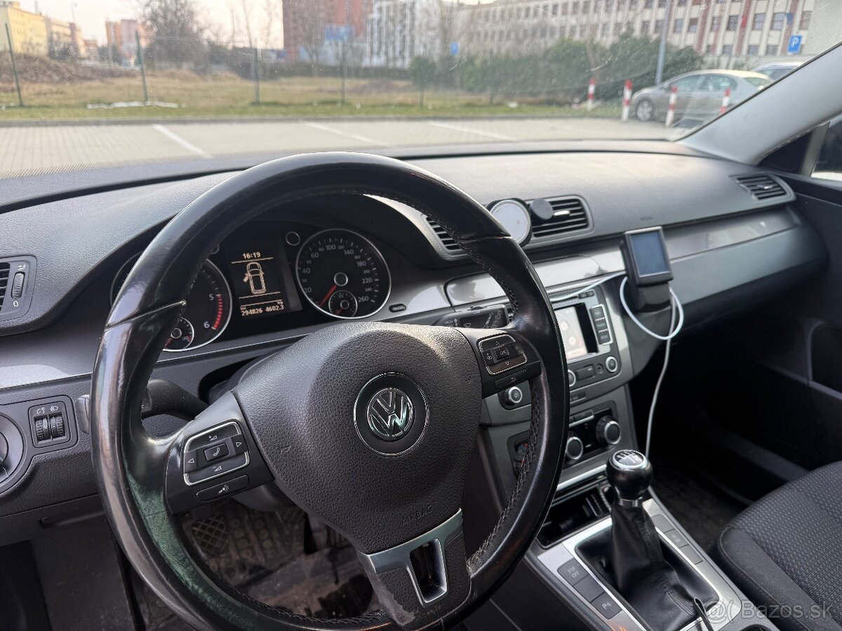 Volkswagen Passat Variant 1,6 TDI R-LINE - 11