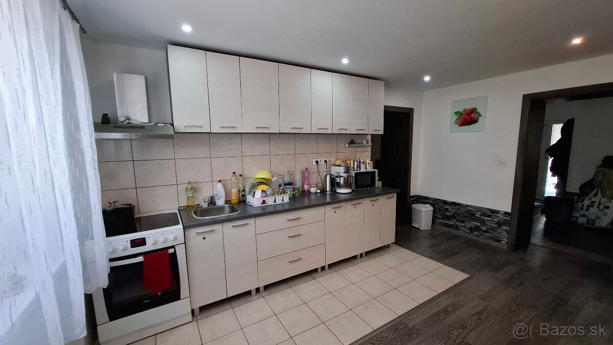 Na predaj slnečný a komfortný 4 izbový rodinný dom Senica. - 11