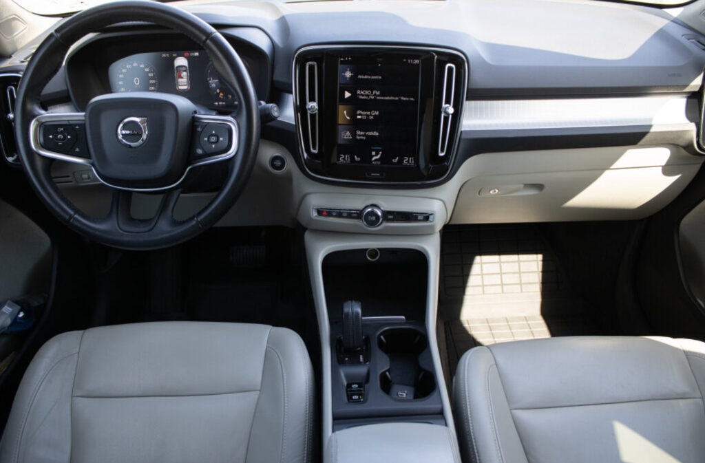 Volvo XC40 D4 Momentum (2018) - 11