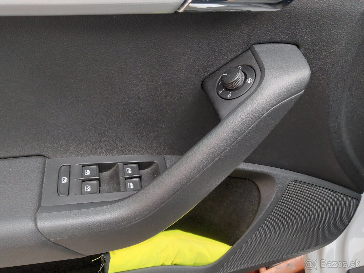Octavia 1.6 TDI sedan perleť NAVI Vyhrev vzadu - 11