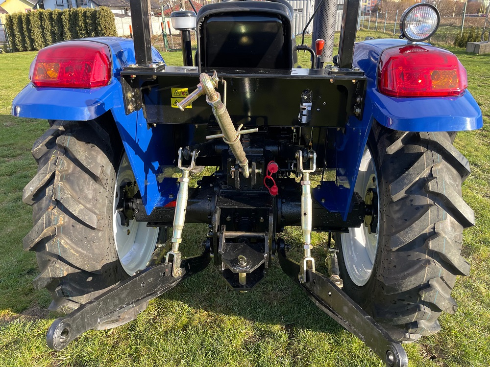 Traktor 504 (50 koní) s pneu 7.50-16/11.2-24 - 11