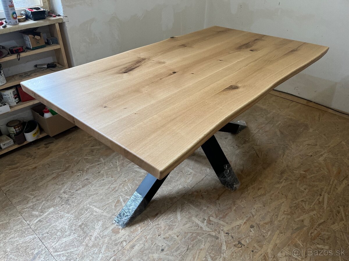 Masívny jedálenský stôl s prírodnou hranou - 11