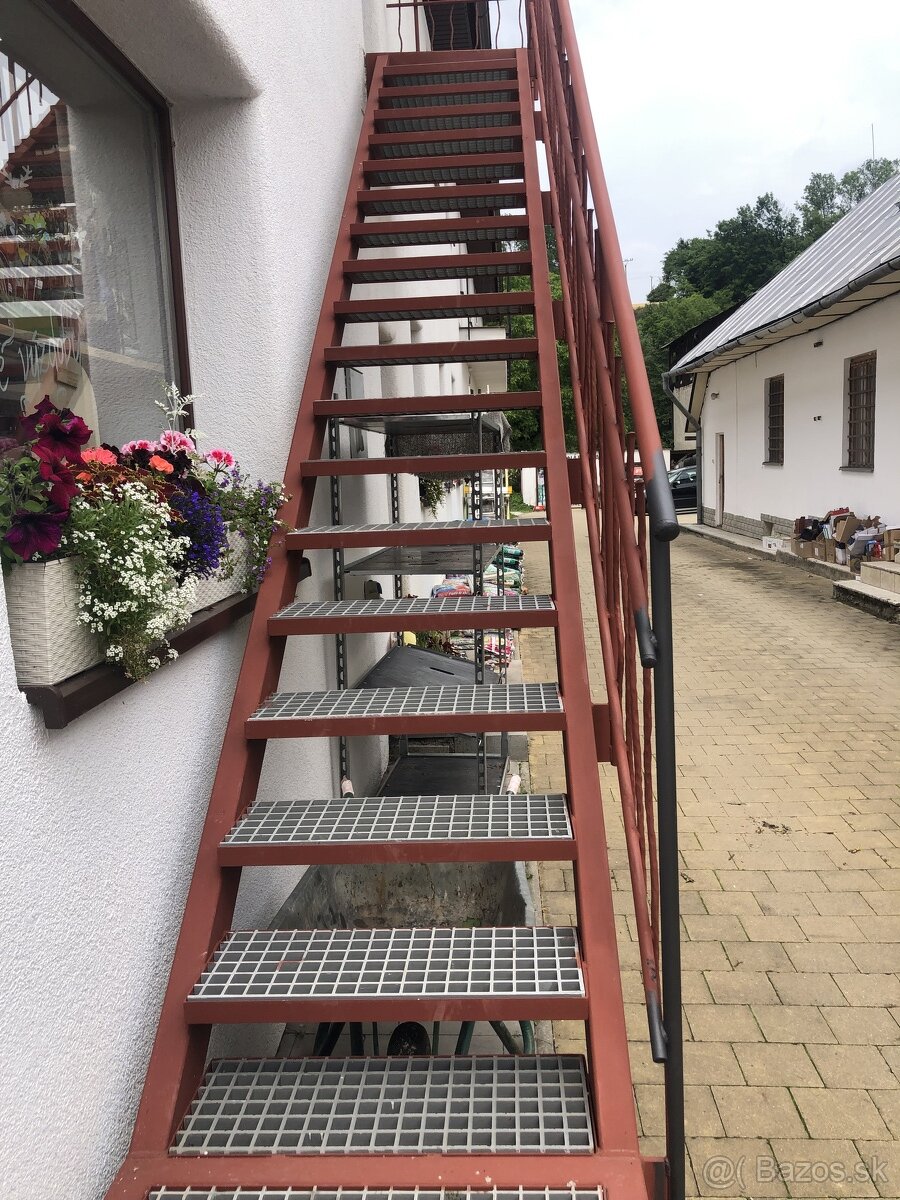 MOLO A KOMPOZITNE ROSTY NA SCHODY - 11