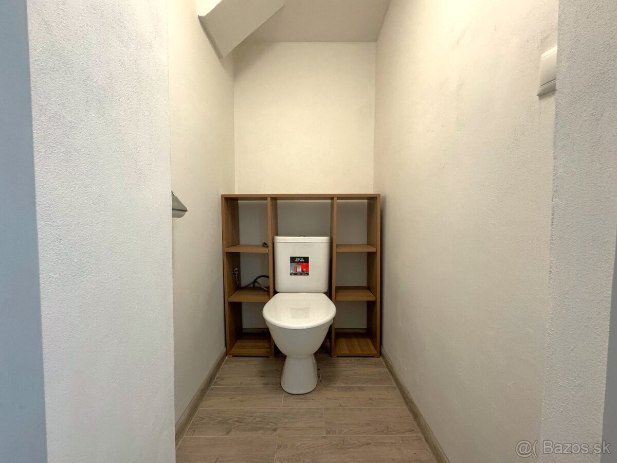 Veľký dvojgeneračný RD s bazénom v obci Petrova Ves - 11