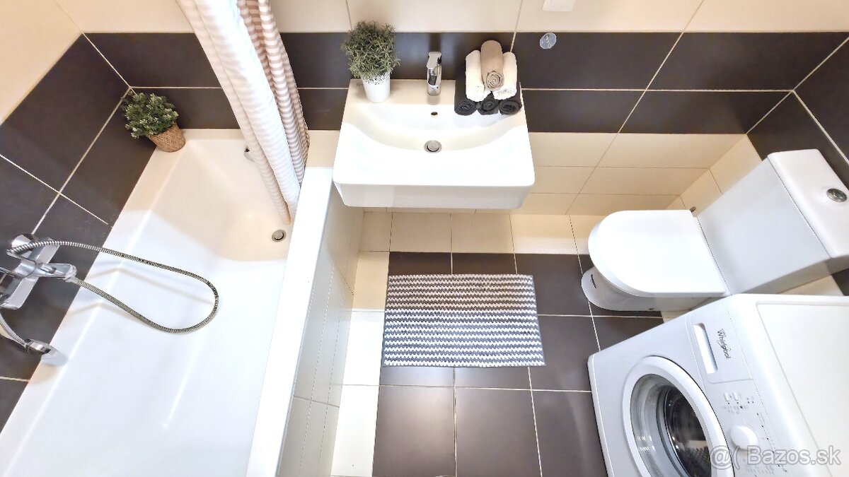 2 IZB BYT S PARKOVANÍM, PIVNICOU A BALKÓNOM - RUŽINOVSKÁ - 11