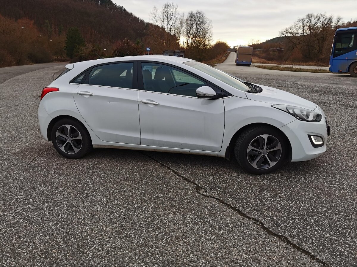 Predám Hyundai i30 1,4i MPI DOHC CVVT Family - 11