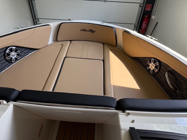 Čln Sea Ray 210 SPX model 2026 na sklade - 11