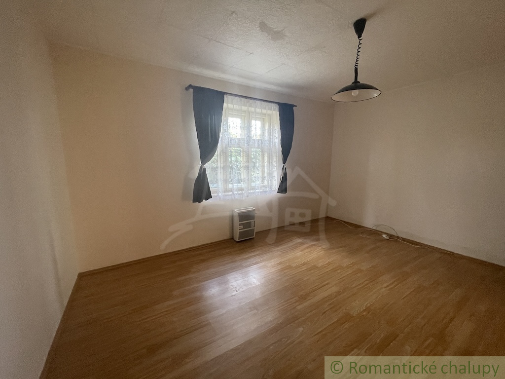 Trojizbový rodinný dom s veľkým pozemkom v Mojmírovciach – - 11