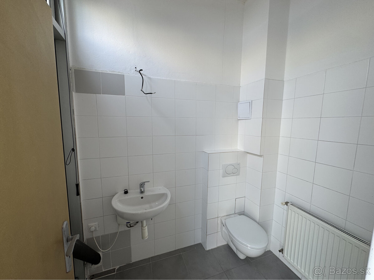 Prenájom obchodných priestorov od 24 m² v OD Saratov II v me - 11