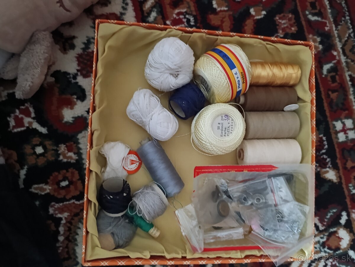 Šijací stroj so skrinou a príslušenstvom - 11