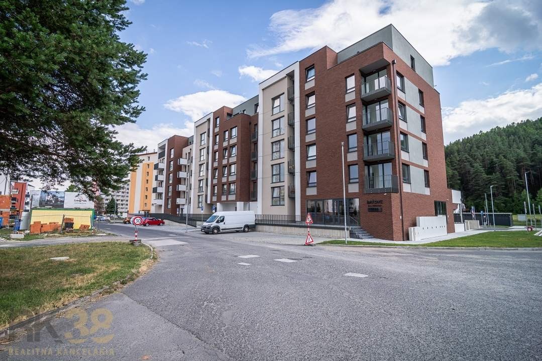 Na predaj – priestranné obchodné priestory - 11