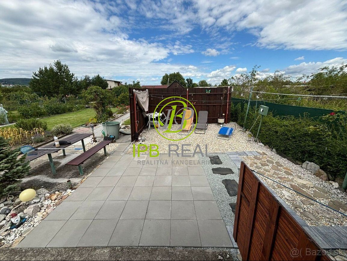 Upravená záhrada s chatou na Žabom majeri - 11