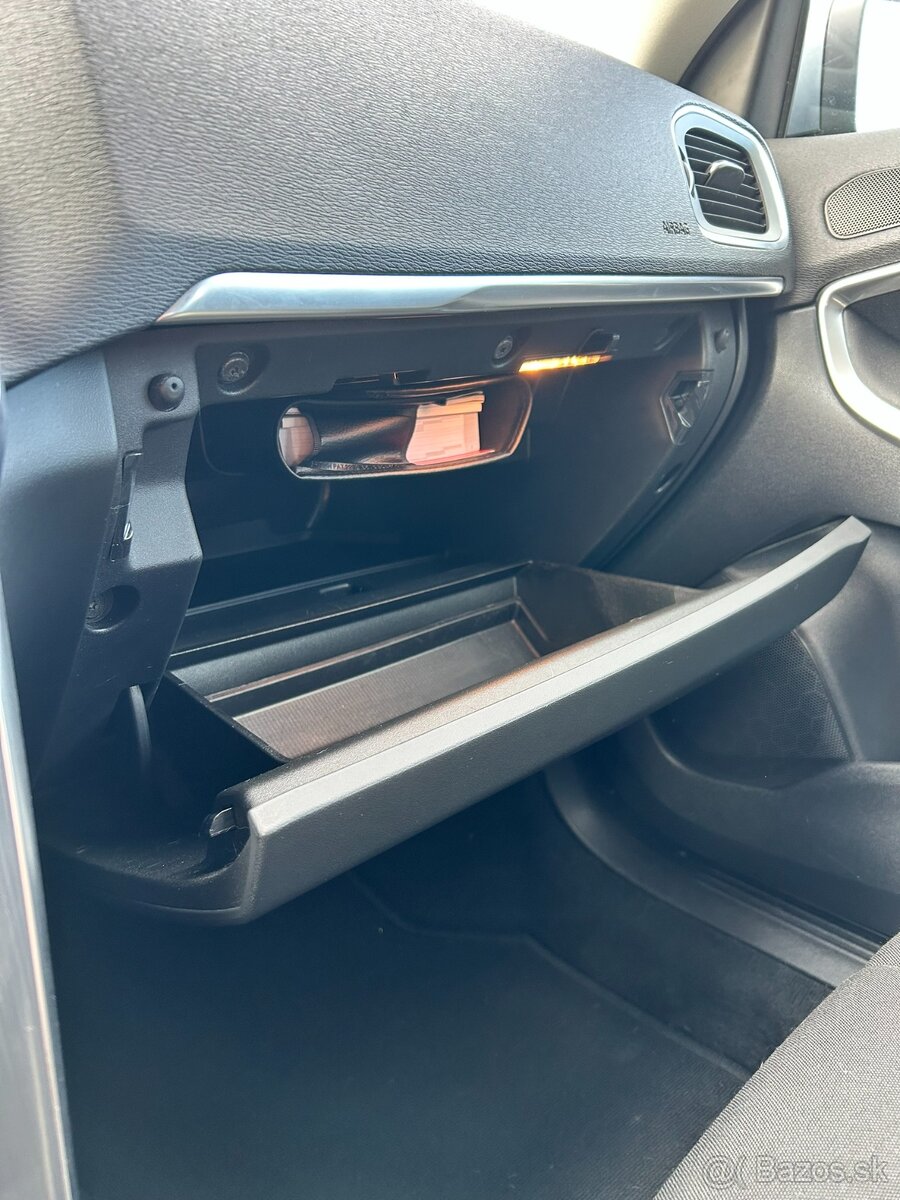 Predám Volvo V40 T2 Edition - 11