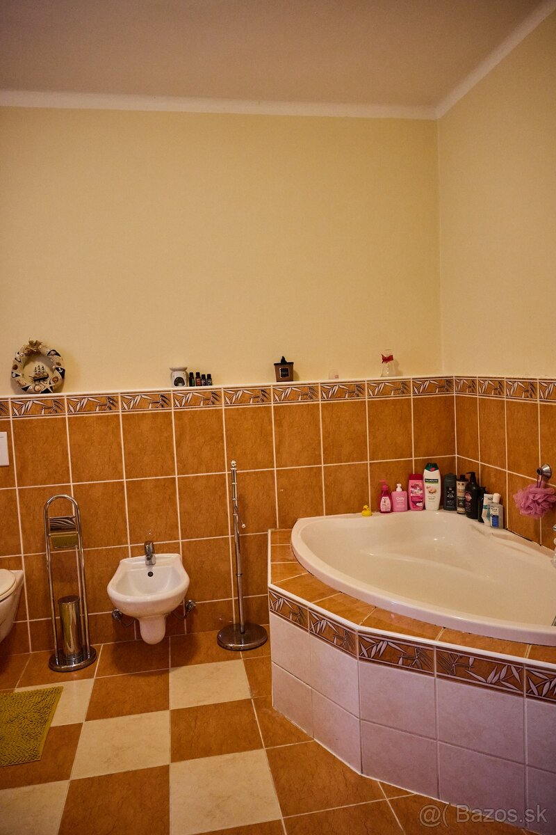 Predám 7 izbový rodinný dom - 11