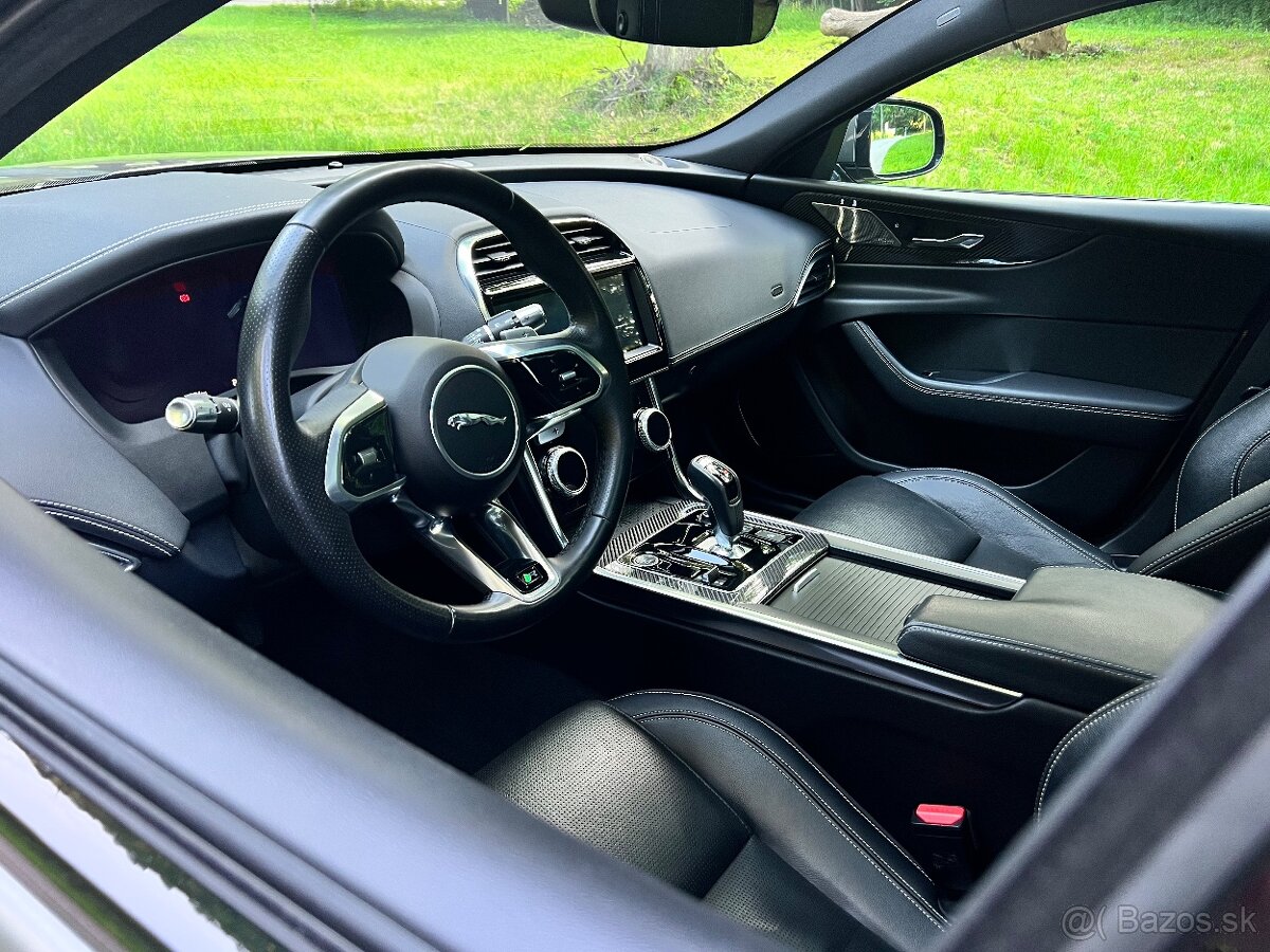 Jaguar XE 2.0D I4 R-Dynamic HSE AT - 11