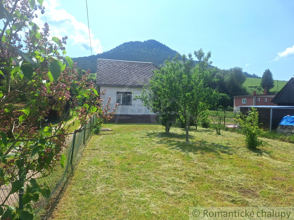 Murovaný dom s dreveničkou na krásnom a tichom mieste s ve - 11