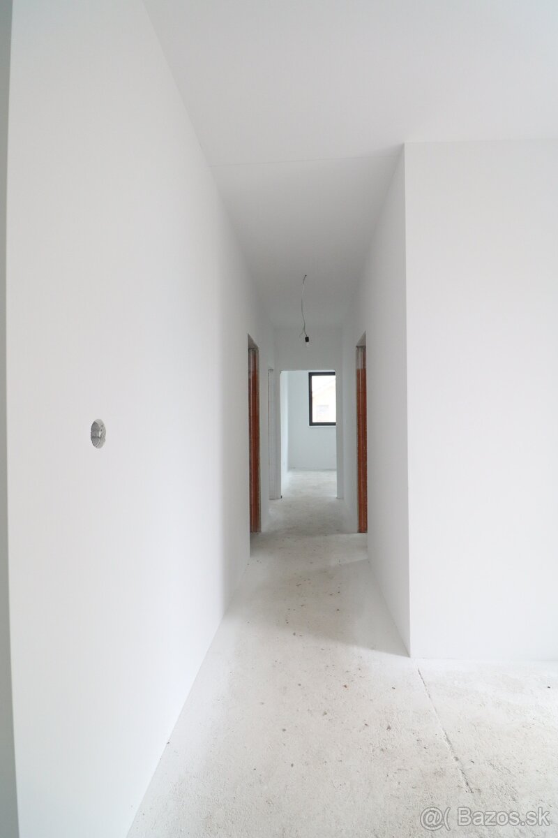 MODERNÝ DVOJDOM V POVODE- VEĽKÝ POZEMOK - 11