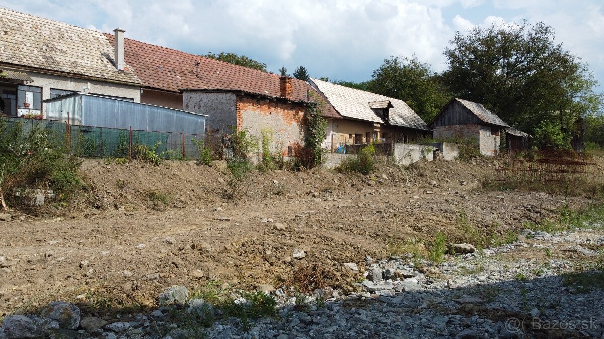 Slnečný stavebný pozemok v obci v Lovčici - Trubín - 11