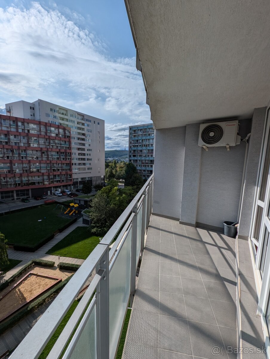 Prenájom bytu s loggiou pri jazere v časti Nové Mesto - 11