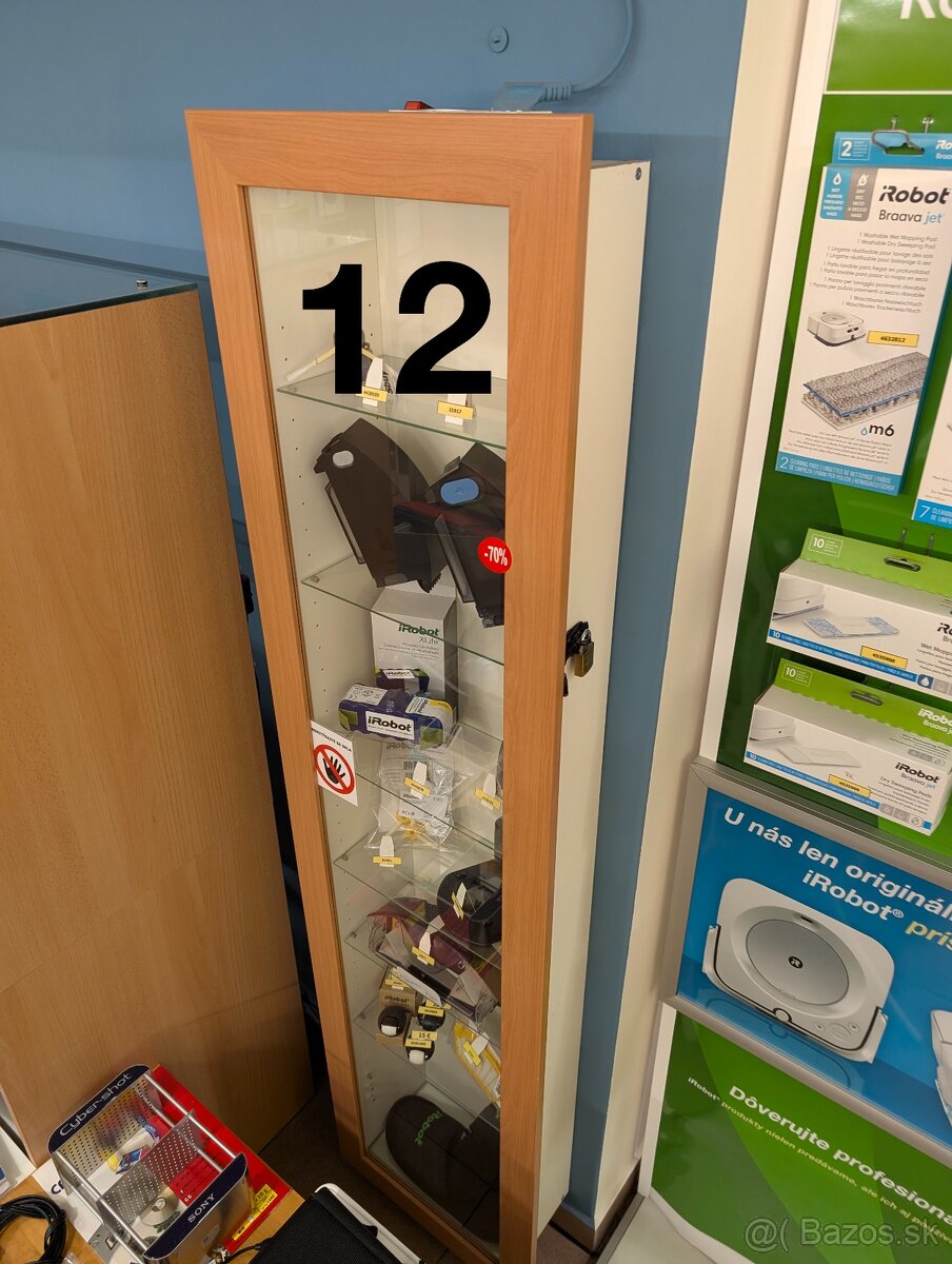 Vitrína (skrinka) a ostatný nábytok plus pútače do predajne - 11