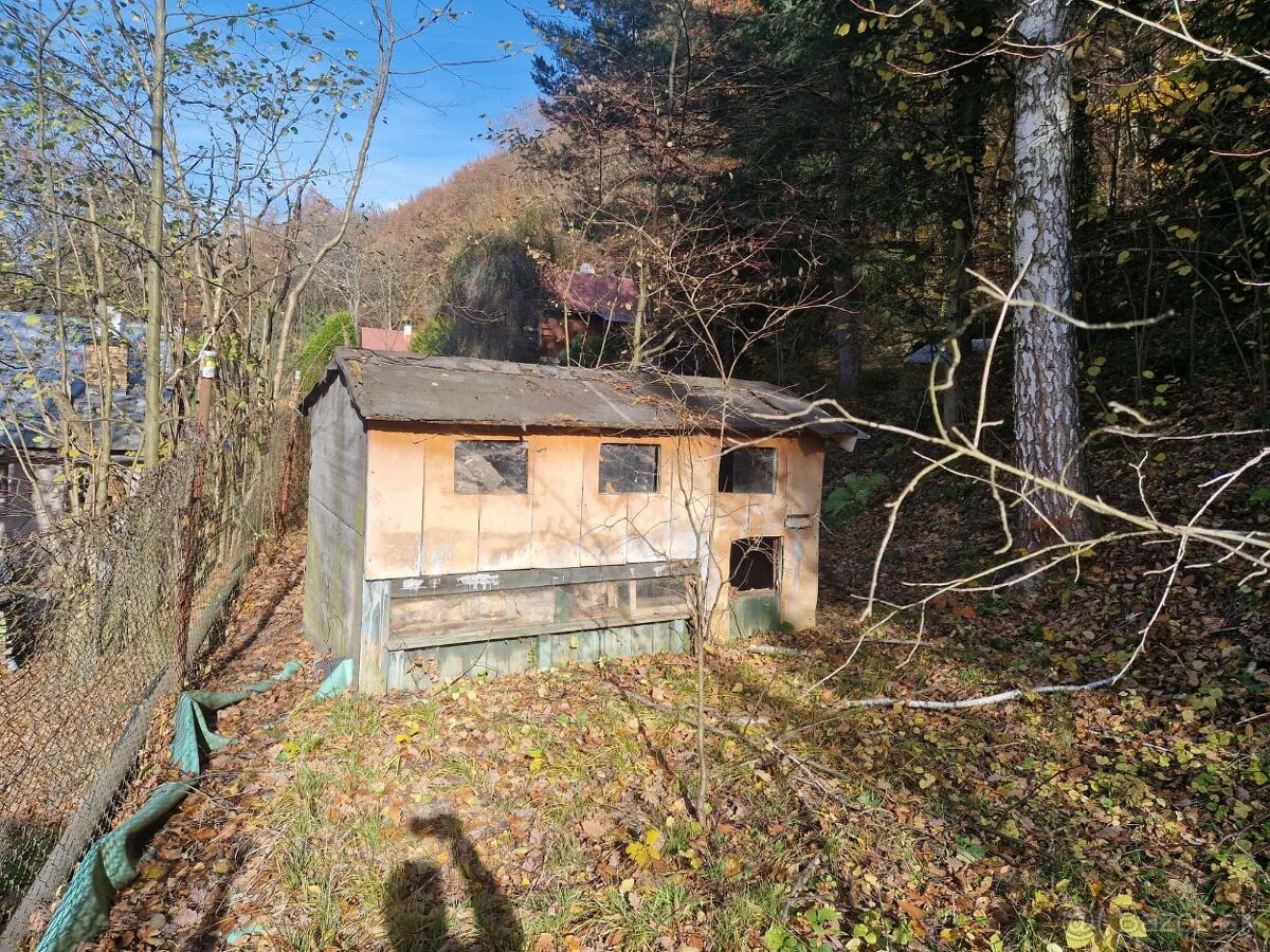 Na predaj zrubová chata so záhradou 1633 m2 v obci Bartošová - 11