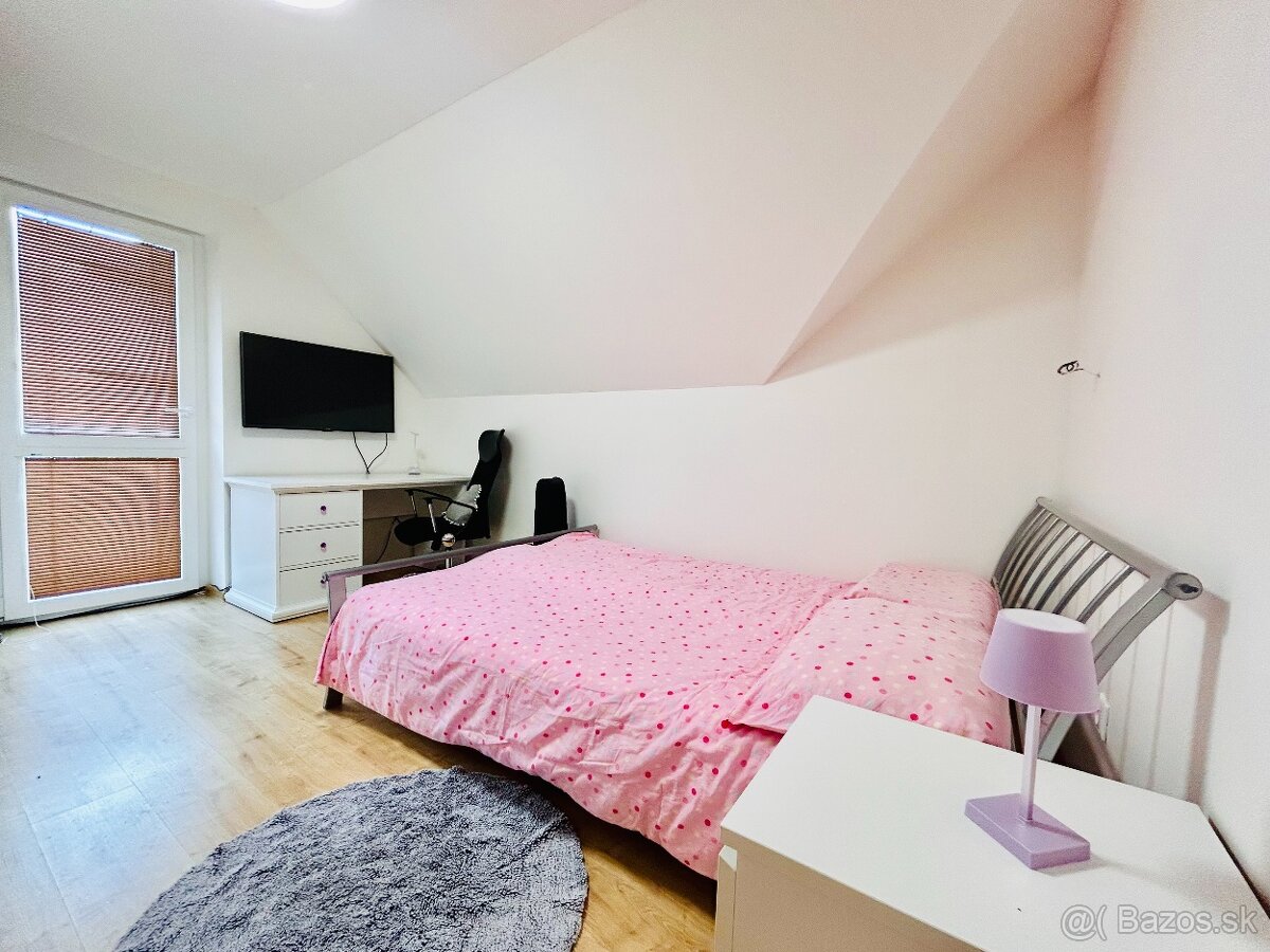 Na predaj príjemný plne zariadený dom s bazénom - 11