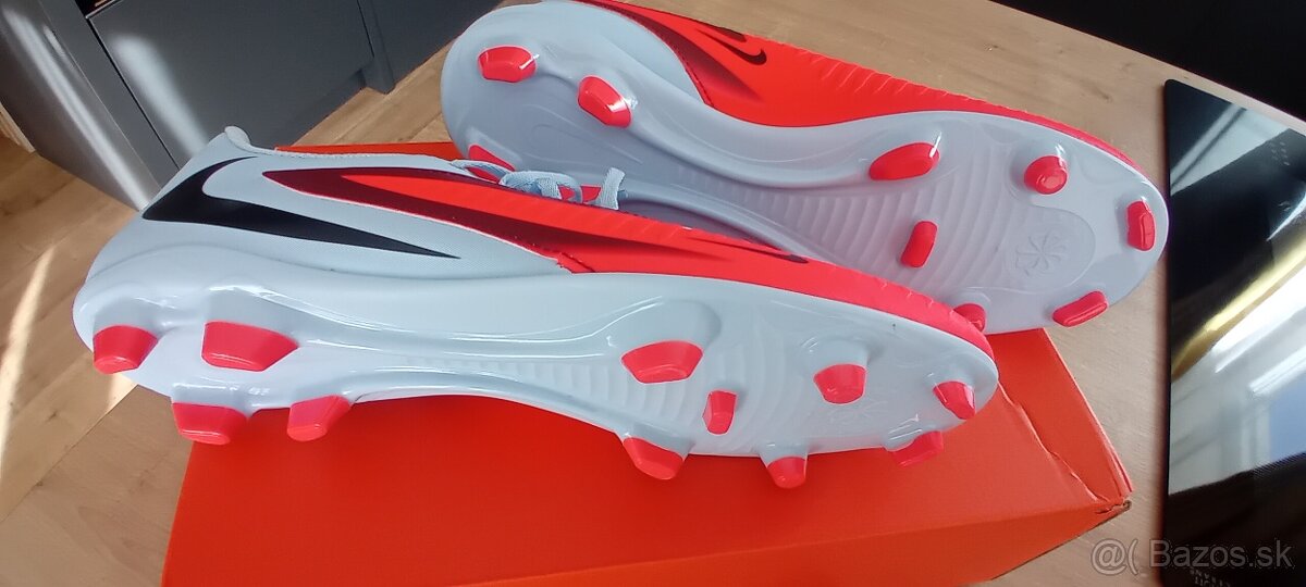 Motýlik na prvé sväté prijímanie, knihy,kopačky a garáž - 11