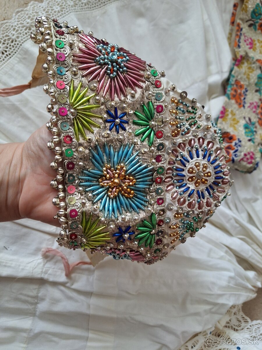 Rucne vysivany kroj zo Zvolenskej slatiny - 11