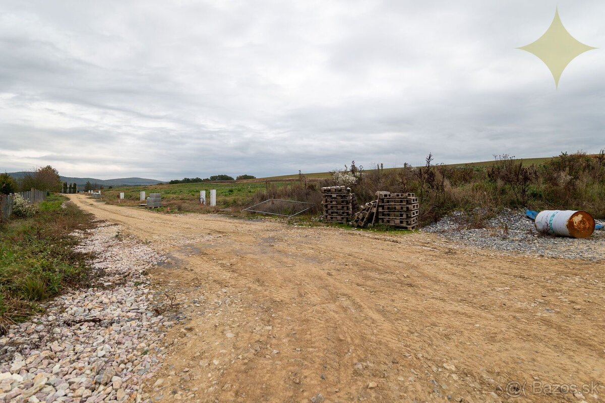 Exkluzívne na predaj nové stavebné pozemky s IS o veľkosti 8 - 11