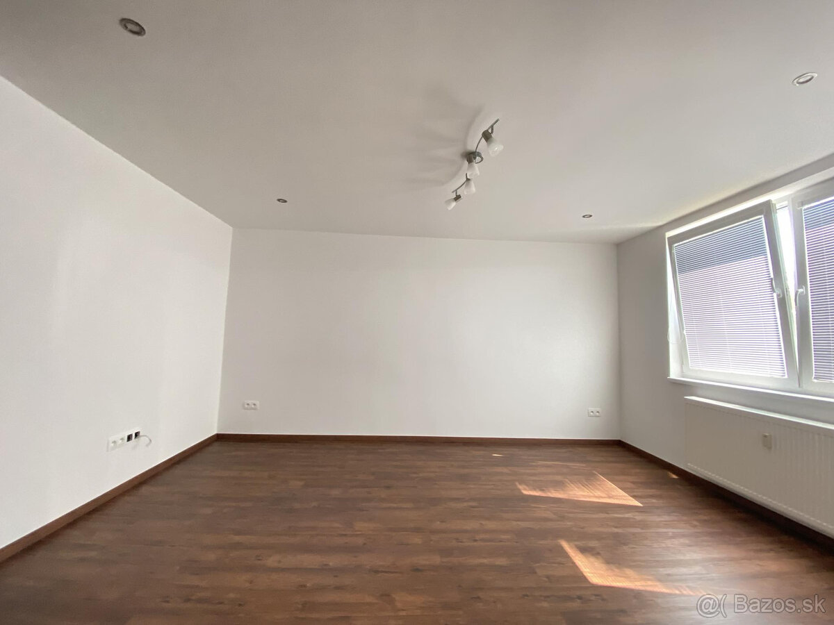 Na prenájom 3 izbový byt po rekonštrukcii s balkónom na uli - 11