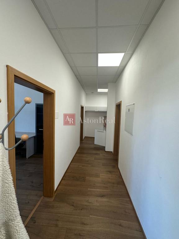 Prenájom: Kancelárske priestory 134 m2 v centre mesta Banská - 11