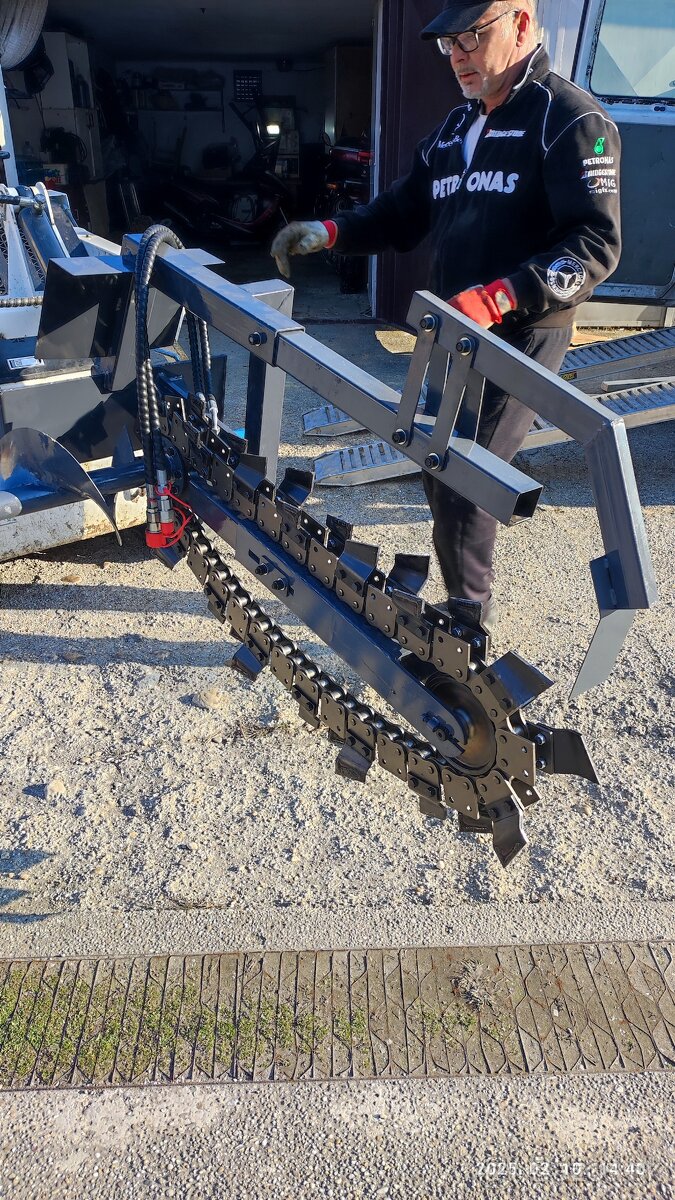 Univerzálni mini nakladač - 11