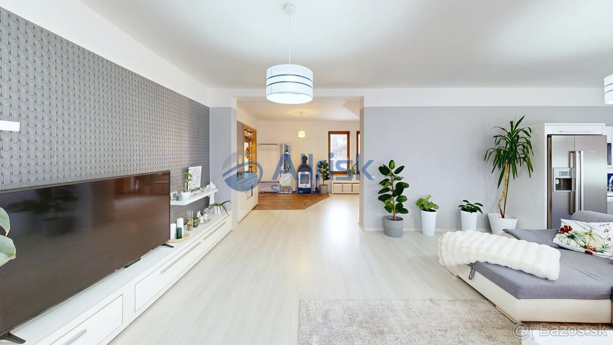 REZERVOVANÉ Rodinný dom s bazénom, letnou kuchyňou a vôňou d - 11