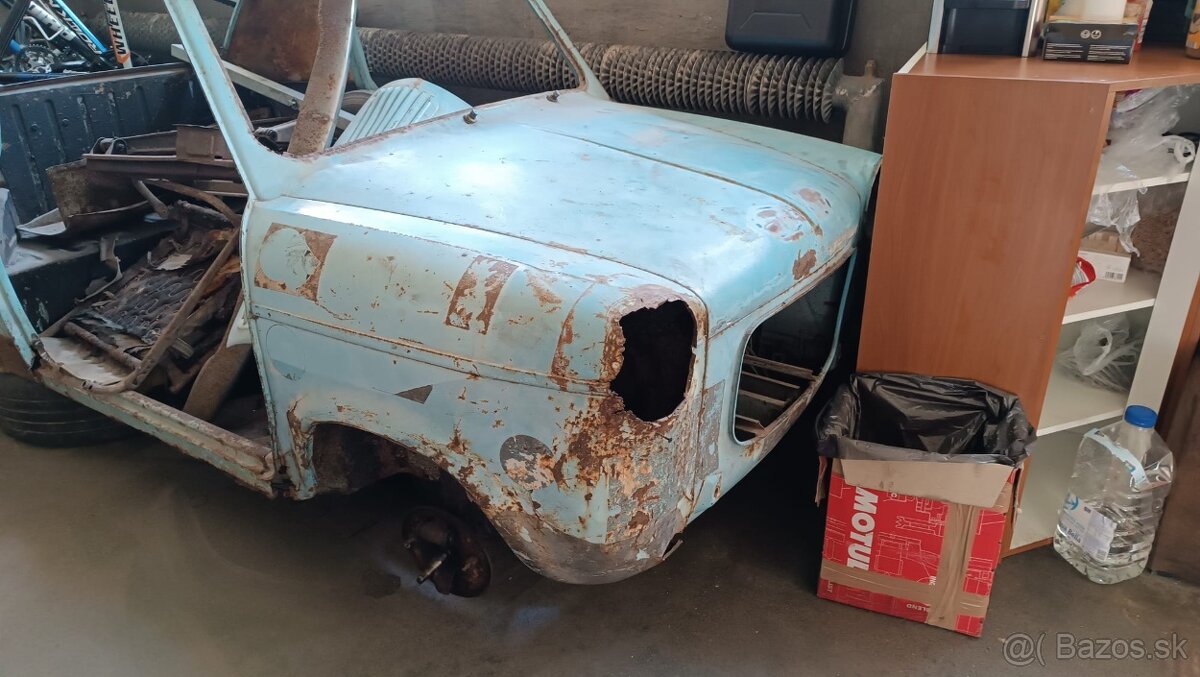 Vľavo. Vespa 400, rok výroby 1958 - 11