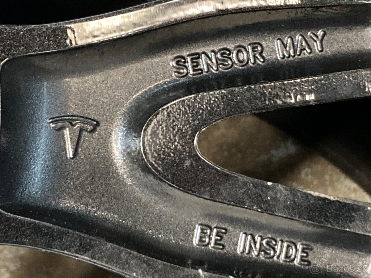 Tesla 19" originál s letnými pneu - 11