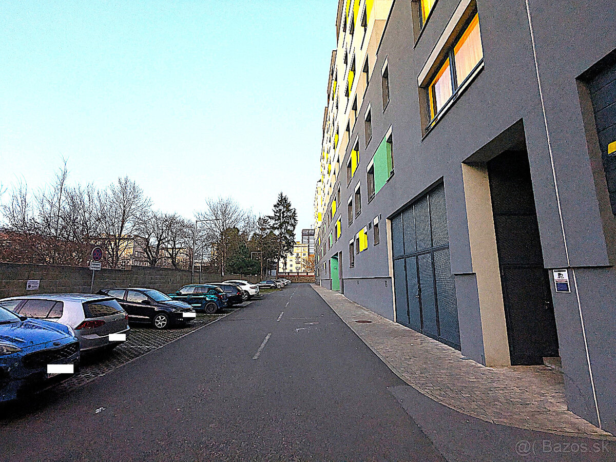 Prenájom 2 x VNÚTORNÉ parkovacie miesto blízko CENTRA mesta - 11