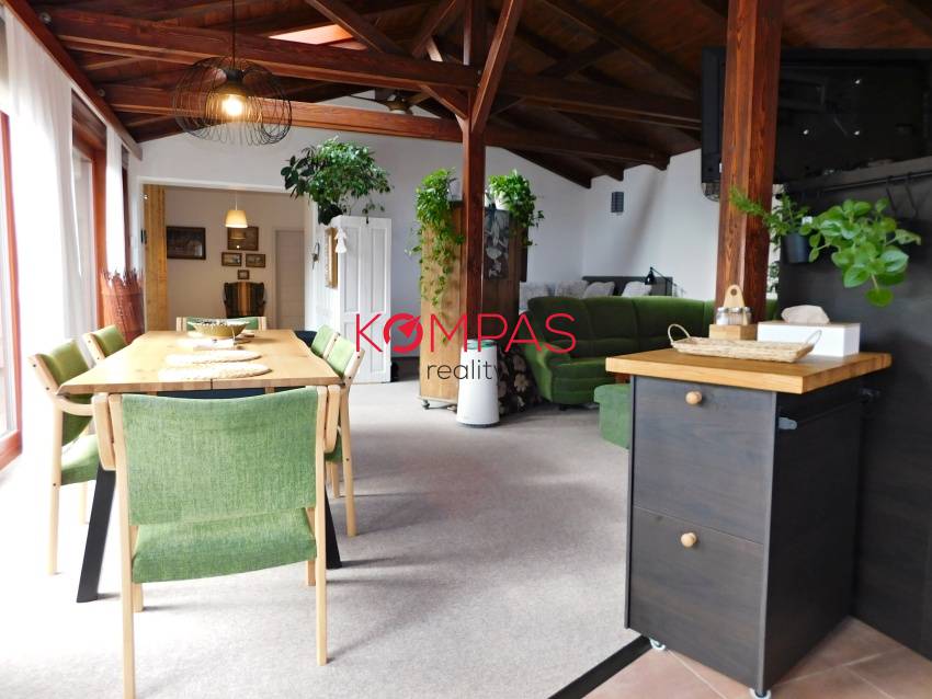 KRÁSNY RODINNÝ DOM SO ZÁHRADOU A DREVENÝM ALTÁNKOM V OBCI LU - 11