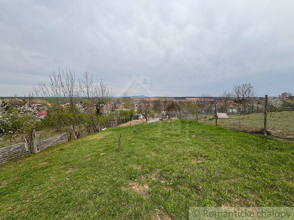 Starší rodinný dom s 20 á pozemkom v Sasinkove na predaj - 11